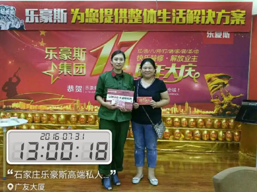 设计师钱海燕签单留念