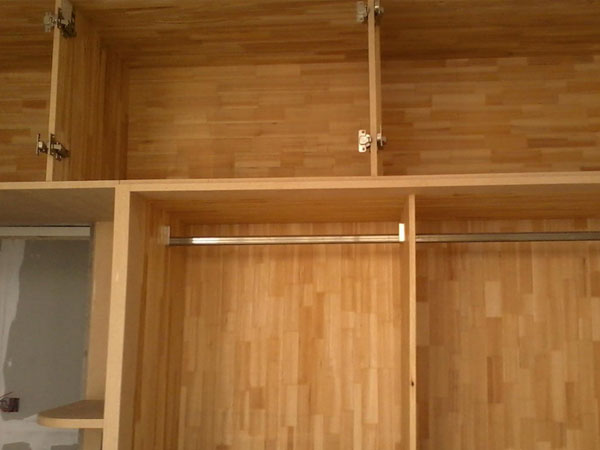 木工安装柜子